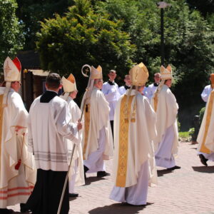 Parafia była świadkiem wielu ważnych wydarzeń lokalnych i narodowych. Służyła jako miejsce schronienia i nadziei w trudnych czasach, a także jako centrum świętowania w momentach radości i triumfu. W swoich murach parafia zgromadziła niezliczone historie wiary, nadziei i wspólnoty, stając się nieodłączną częścią życia wielu pokoleń.